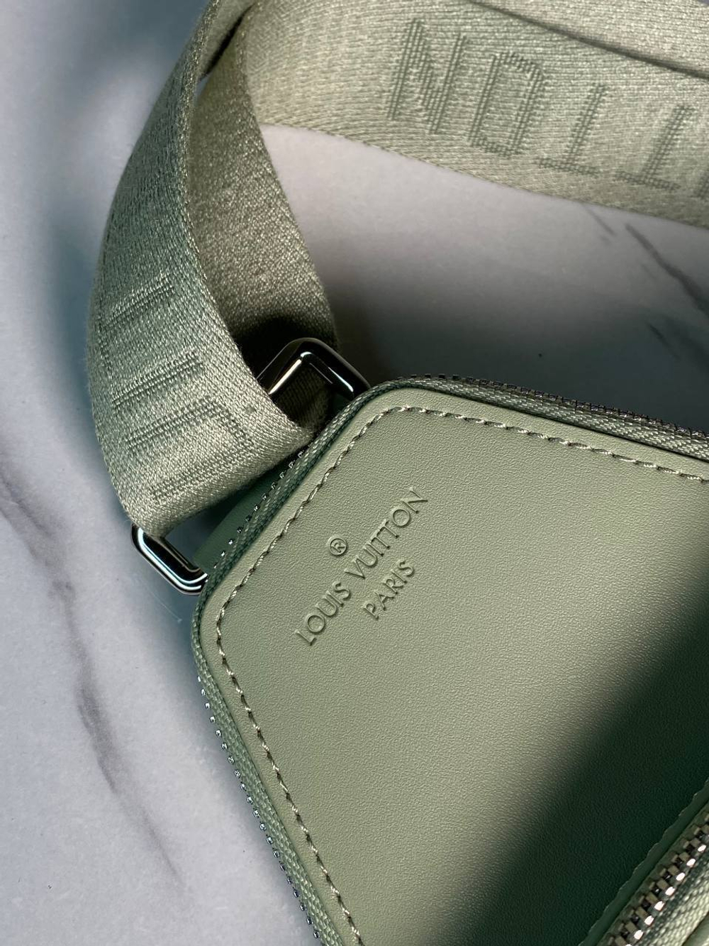 Сумка-слинг Louis Vuitton