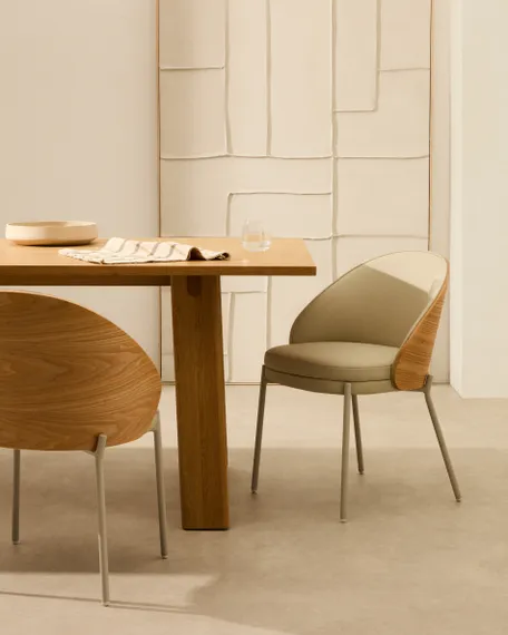 Стул Eamy из бежевой экокожи, ясеневого шпона с натуральной отделкой и бежевого металла