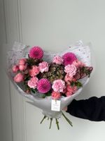 Букет сборный из гортензии, кустовой пионовидной роза и хелеборуса