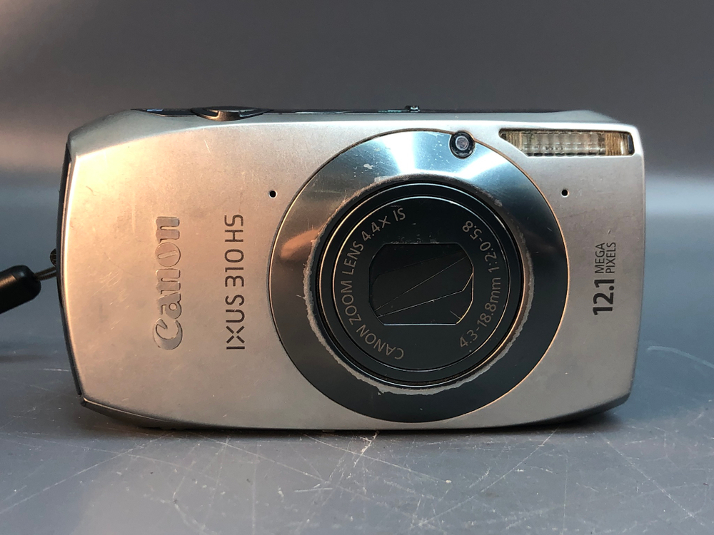 Canon Ixus 310 HS, слегка залипает шторка. Видны пылинки на фотографии