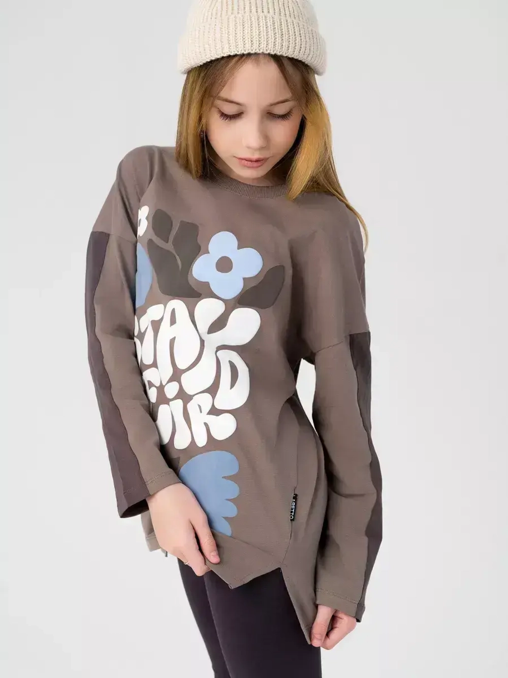 Лонгслив для девочки оверсайз с принтом