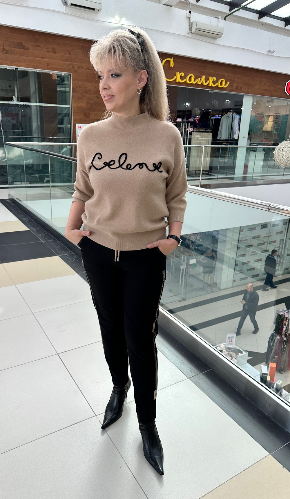 Черные брюки на резинке с бежевым принтом