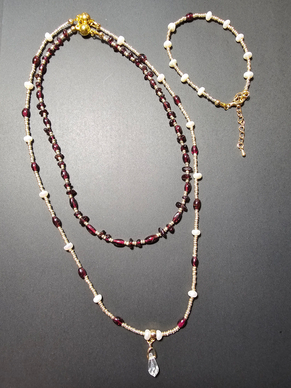 Колье ручной работы из натурального граната и жемчуга "Гранат и жемчуг"