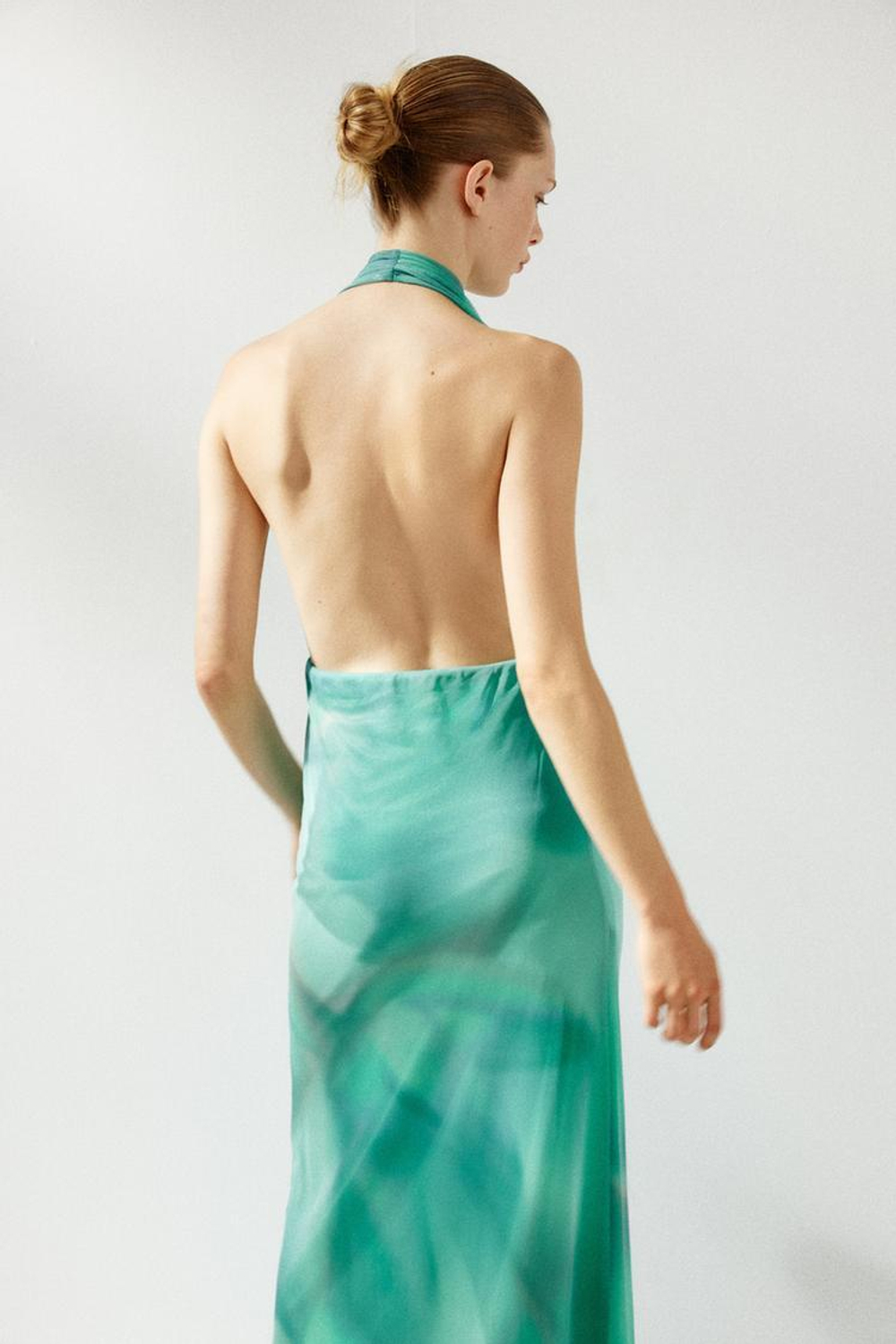 ZARA ДЛИННОЕ ПЛАТЬЕ ИЗ ТКАНИ С ПРИНТОМ, ОТТЕНКИ ЗЕЛЕНОГО