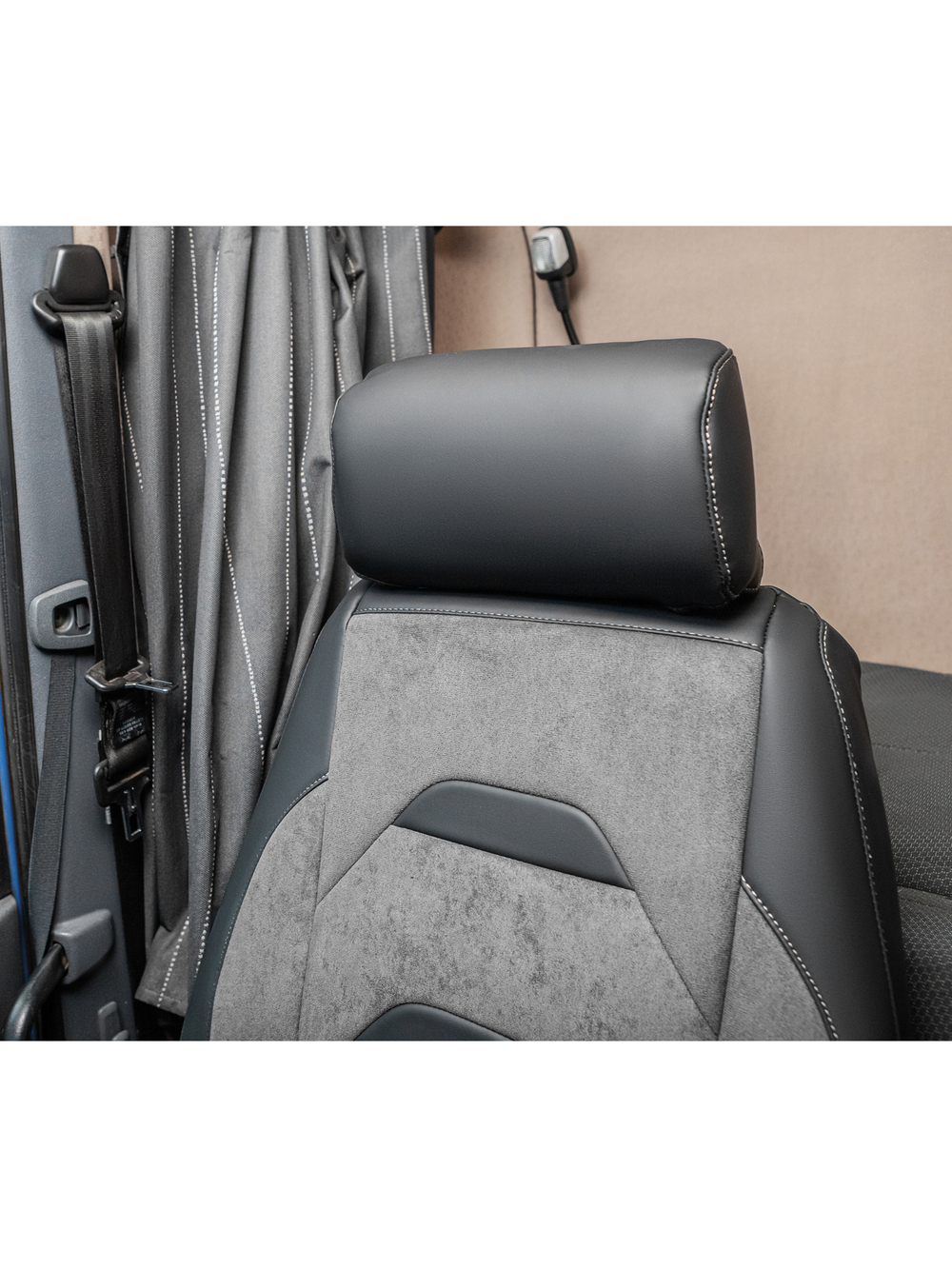 Чехлы Люкс Scania 5 серия Высокое и низкое сиденье (экокожа, черный, серая вставка)