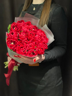 19 красных пионовидных тюльпанов