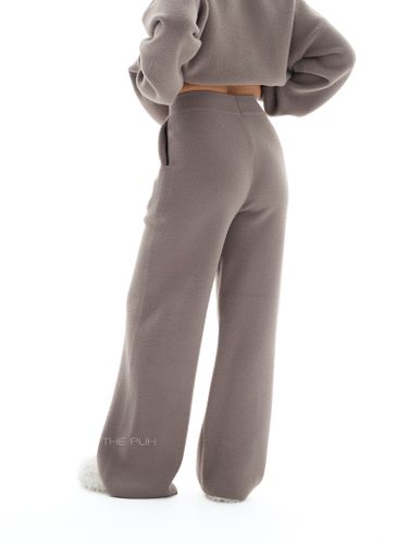 Костюм в цвете капучино с вышивкой и воротом-поло