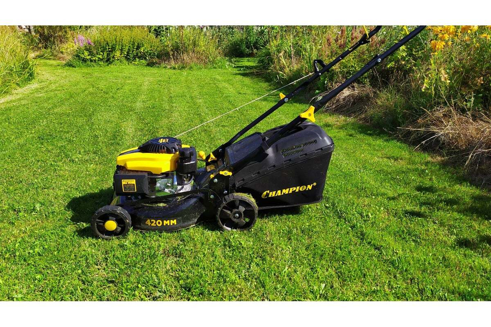 Газонокосилка бензиновая Champion LM4215