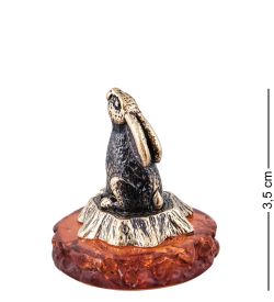 Народные промыслы AM-3947 Фигурка «Заяц на опушке» (латунь, янтарь)