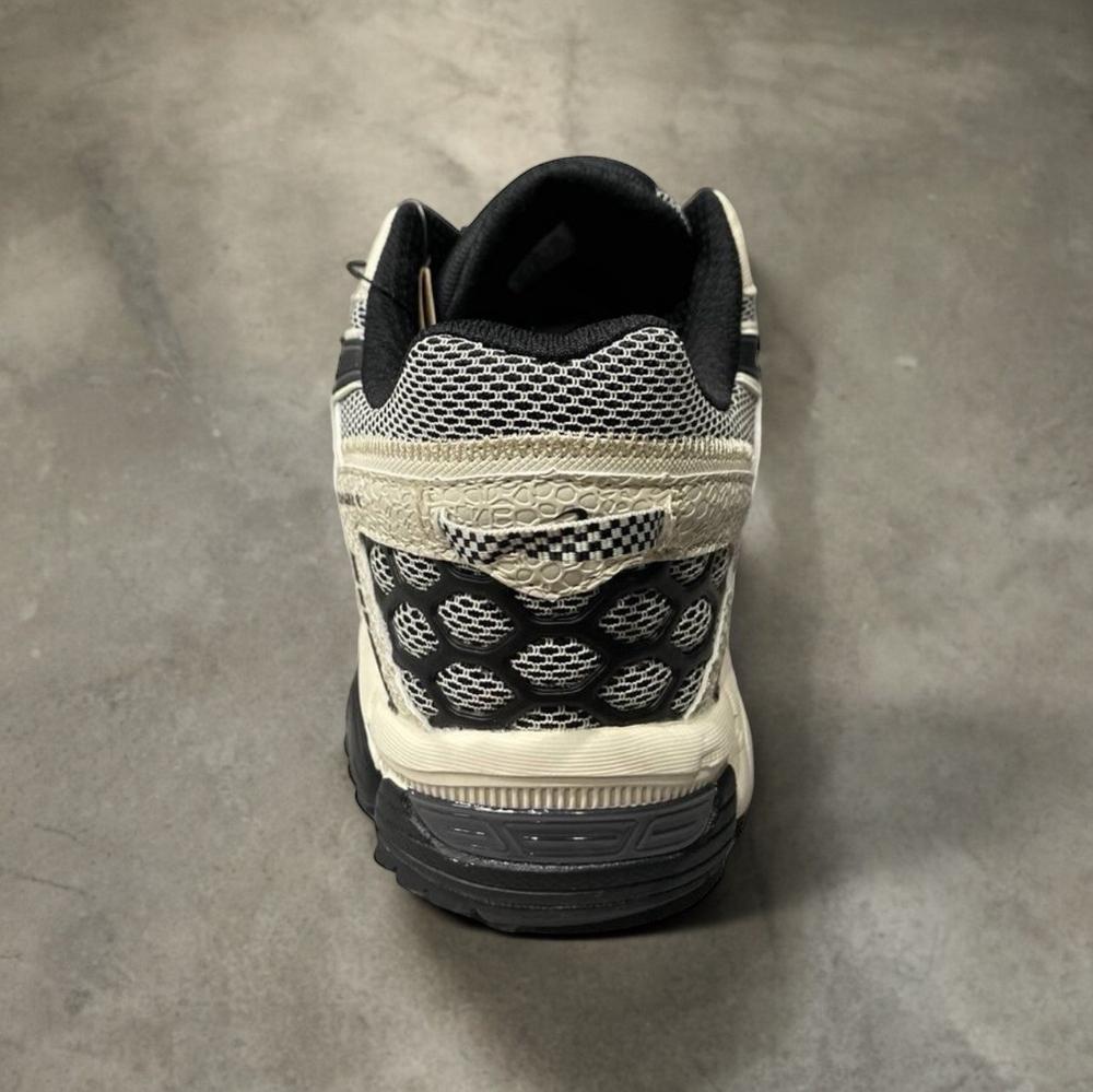 Asics Gel-Kahana 8 • White Black