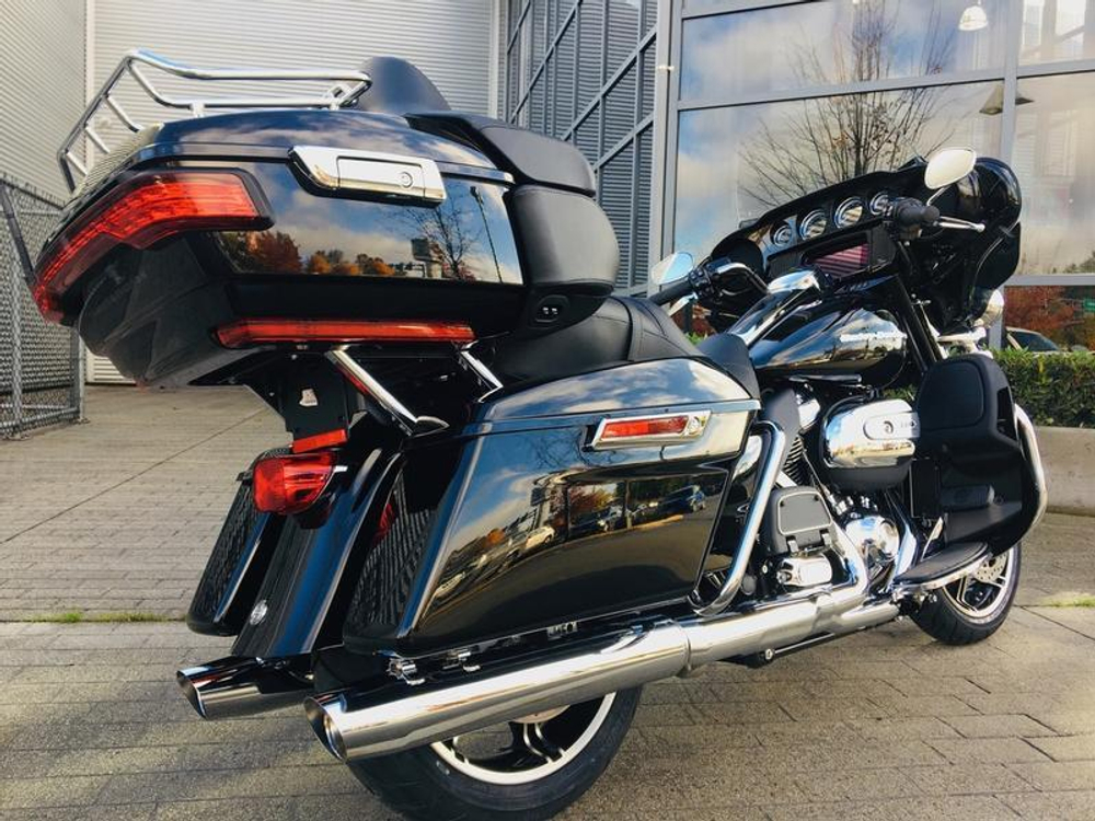 Ultra Limited, Harley-Davidson (FLHTK), 2021 vivid black