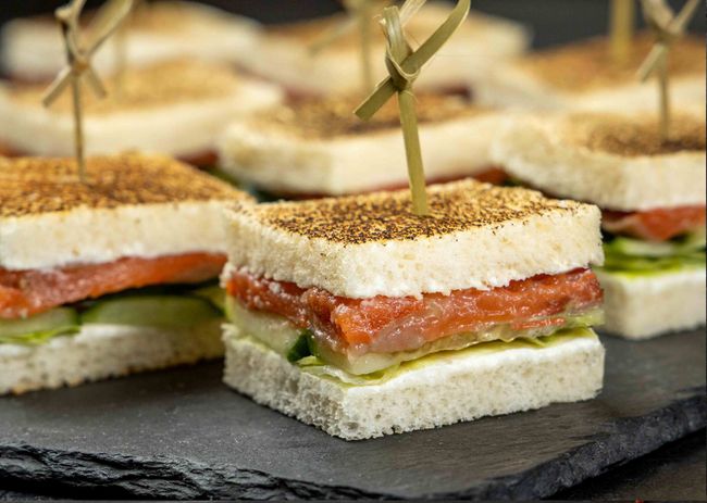 Мини-сэндвич с лососем, 12 шт.