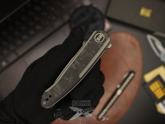 Складной нож WE Knife Smooth Sentinel WE200431 c клинком из стали CPM-20CV, рукоять карбон