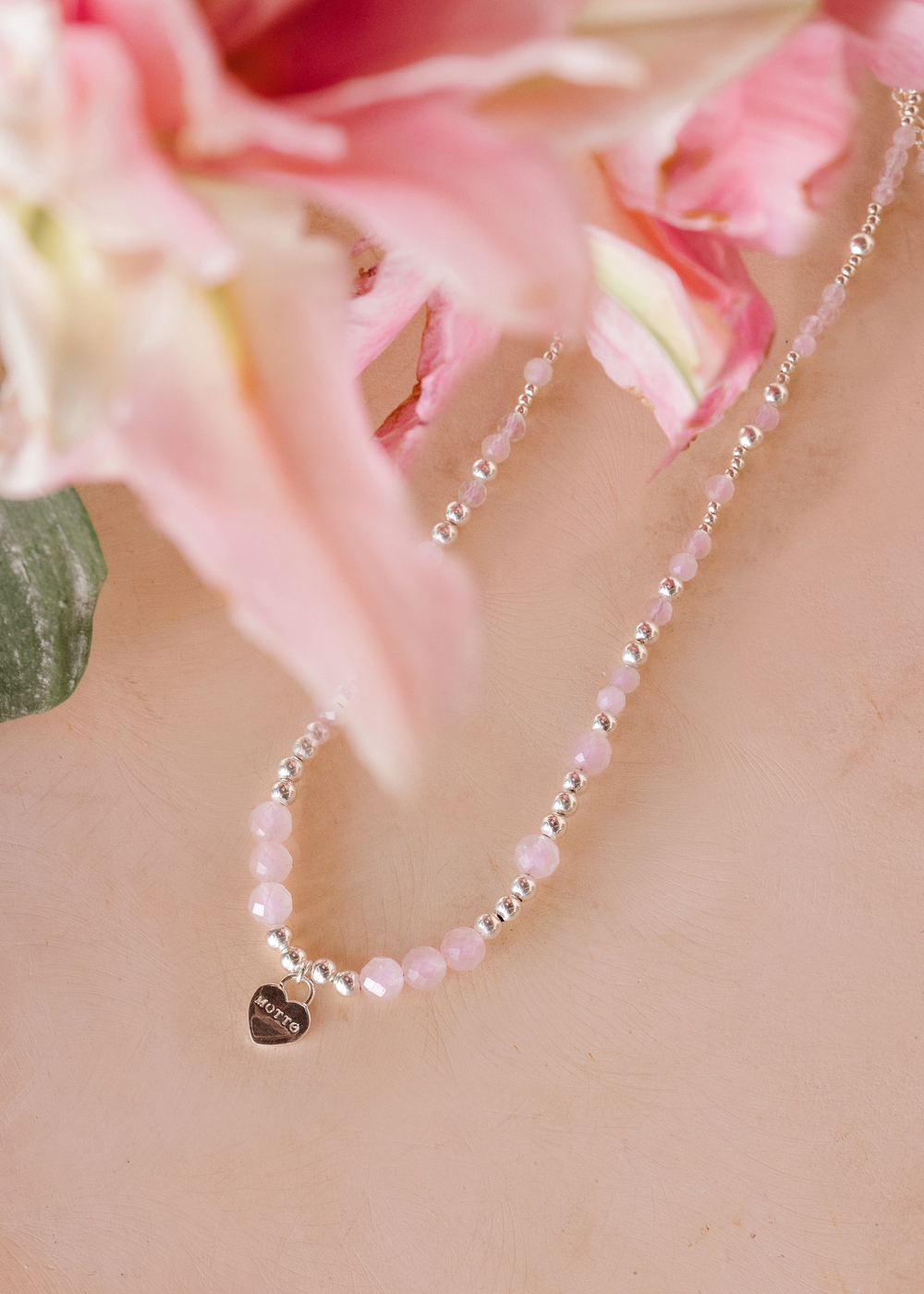 Колье-фенечка "Моно" с розовым кварцем