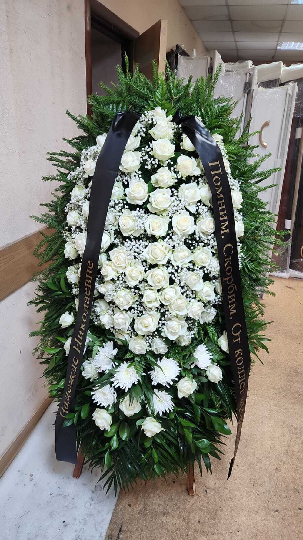 Траурный венок из живых цветов №8