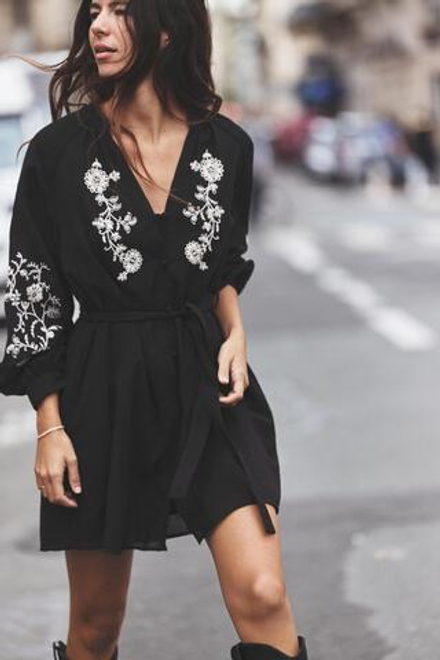 ZARA МИНИ-ПЛАТЬЕ С ВЫШИВКОЙ, ЧЕРНЫЙ