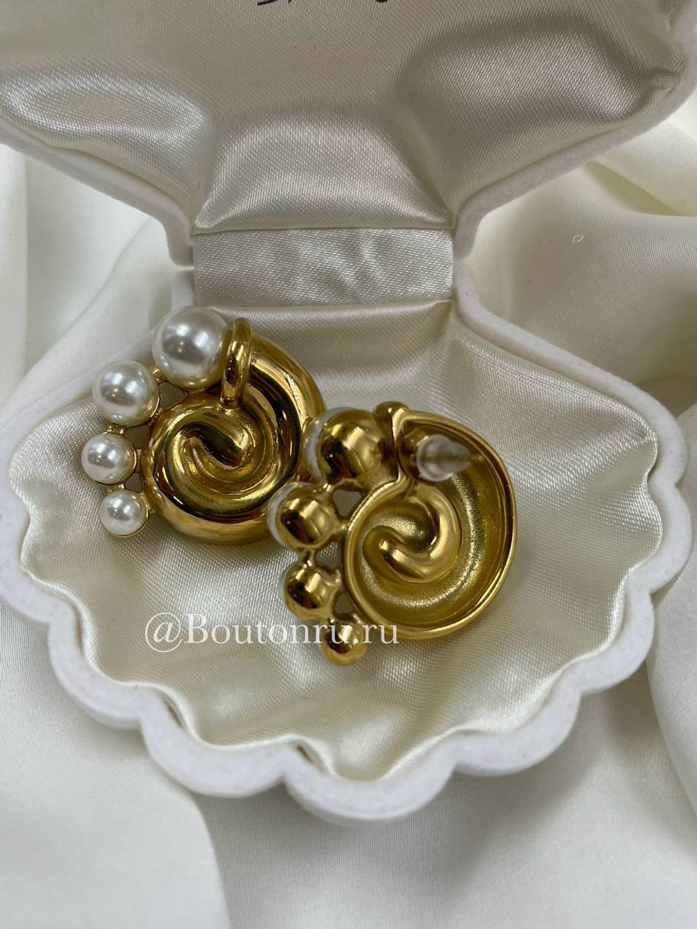 Серьги золотистые в форме ракушки с жемчужинами
