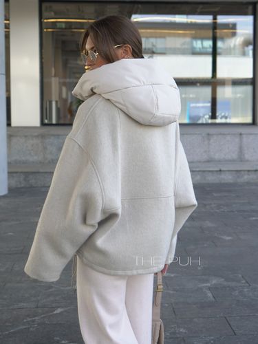 Утепленная бежевая куртка с капюшоном