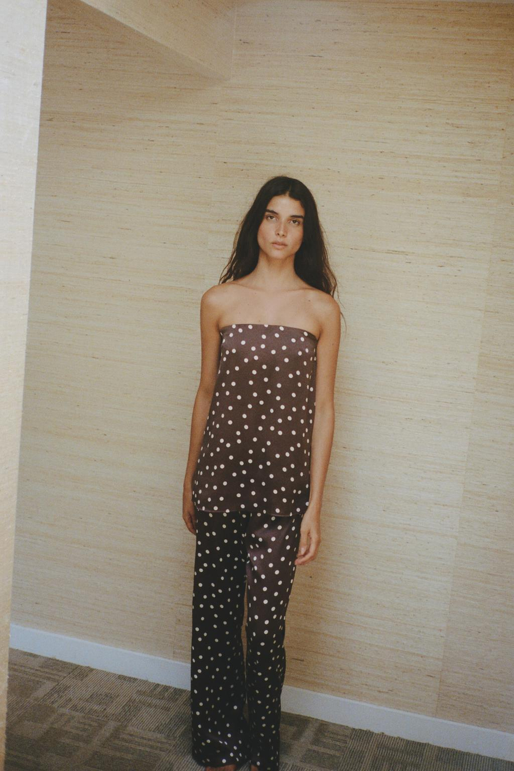 ZARA АТЛАСНЫЙ ТОП С ОТКРЫТЫМИ ПЛЕЧАМИ, КОРИЧНЕВЫЙ/ЭКРЮ