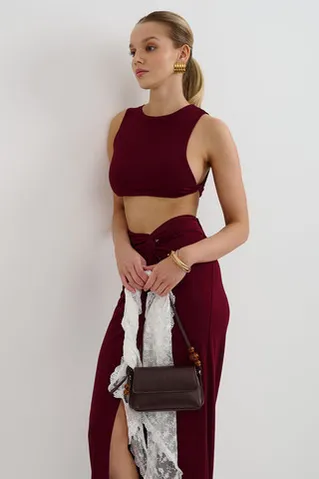 Топ укороченный с перекрутом из вискозы цвета бордо