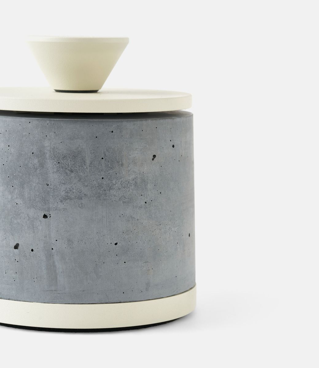 Flikrfire Personal Fireplace Round Almond — портативный камин из бетона