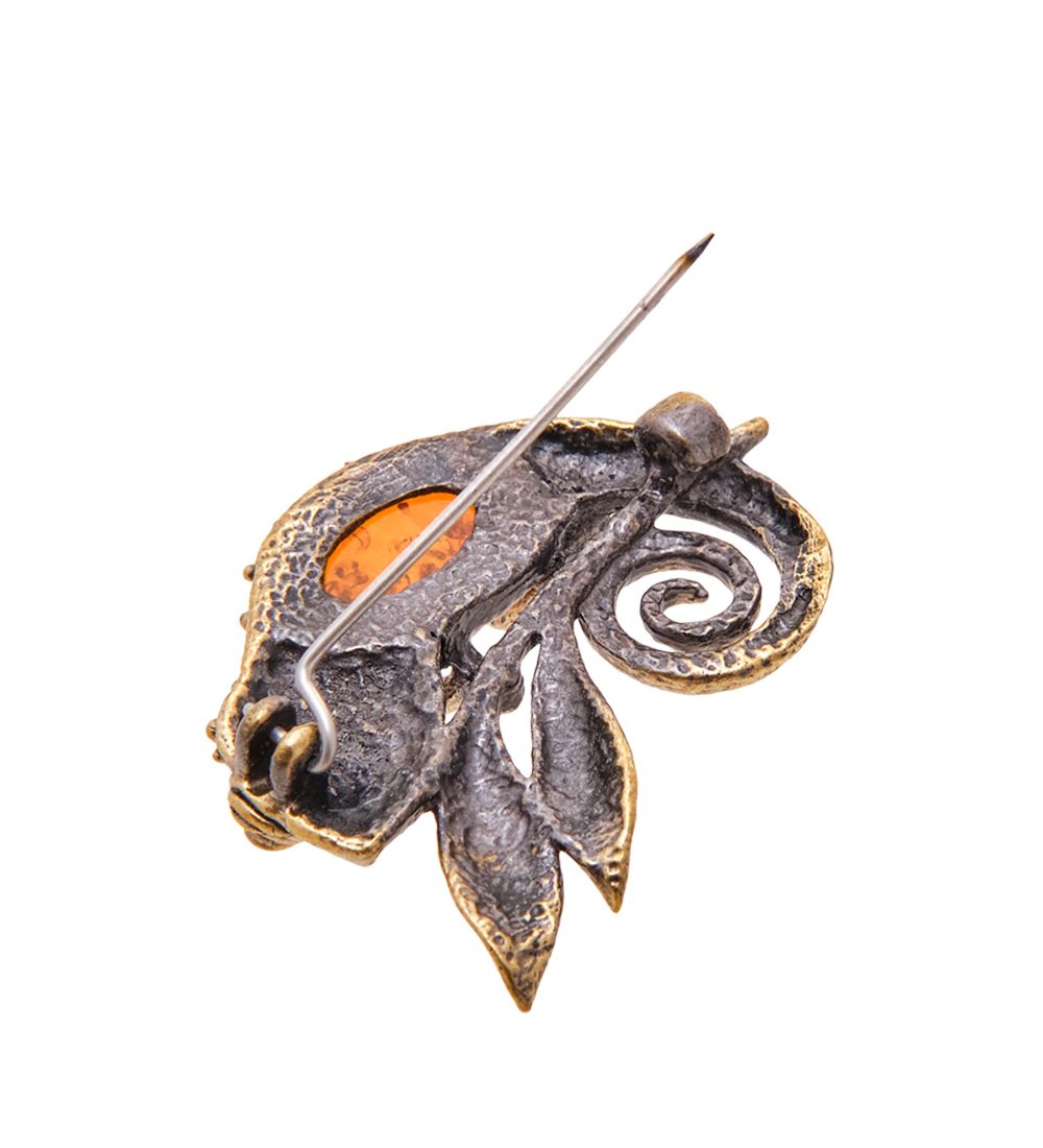 AM-3509 Брошь «Хамелеон на ветке» (латунь, янтарь)