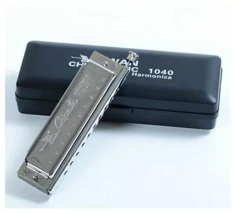 Swan SW1040 C-major Губная гармошка хроматическая. Тональность: С. Количество отверстий: 10. Язычки: 40, бронза. Крышки корпуса: сталь. Футляр, картонная коробка.