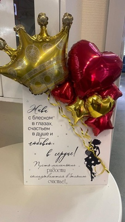 Открытка с девушкой с сумкой