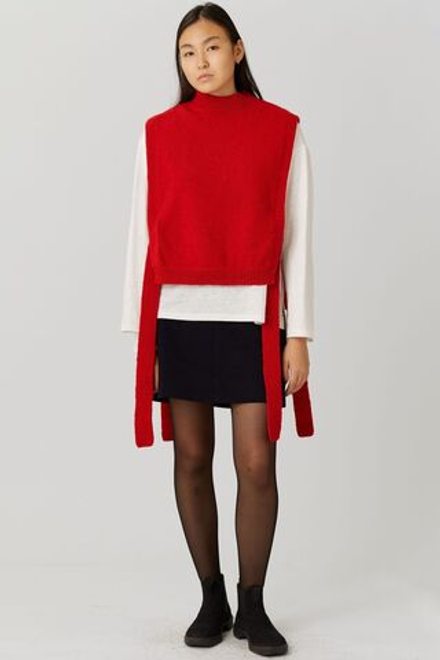 Манишка из шерсти красного цвета