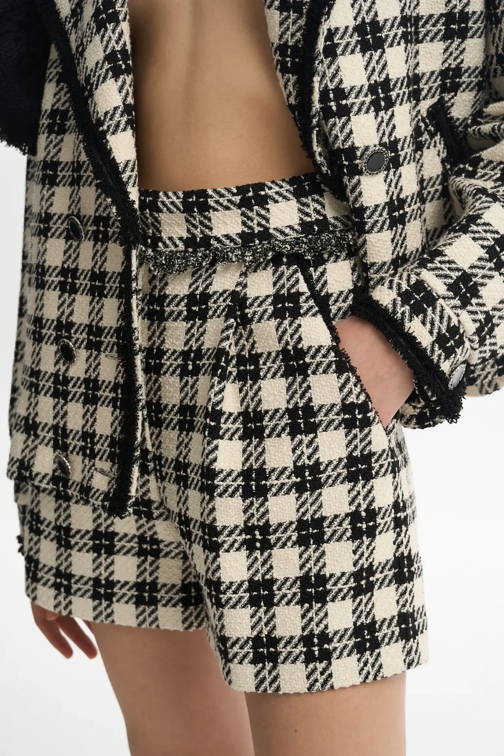 Шорты-мини в черно-белую клетку
