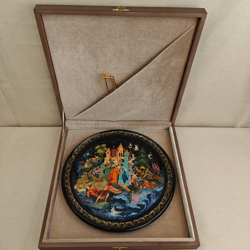 Коллекционная тарелка "Сказка о царе Салтане" с росписью (лаковая миниатюра Палех)