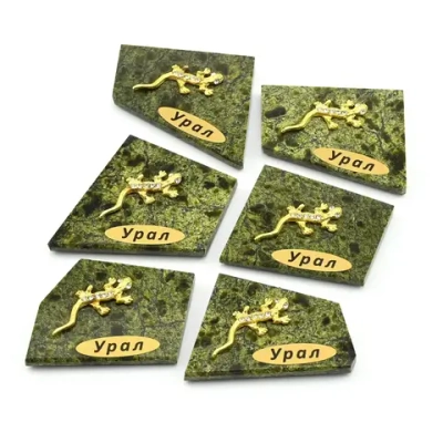 Сувенир магнит "Урал" с ящеркой на пластинке из змеевика 45*35мм