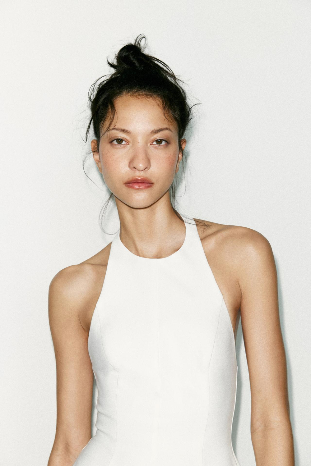 ZARA КОРОТКОЕ ПЛАТЬЕ С ГОРЛОВИНОЙ ХАЛТЕР И ЮБКОЙ ГОДЕ, БЕЛЫЙ