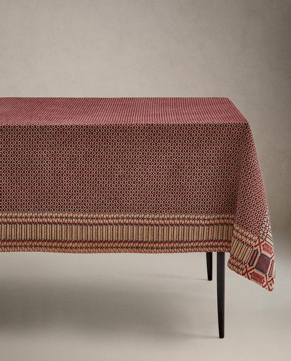 ZARA HOME ХЛОПКОВАЯ СКАТЕРТЬ С КОНТРАСТНЫМ УЗОРОМ, КРАСНЫЙ