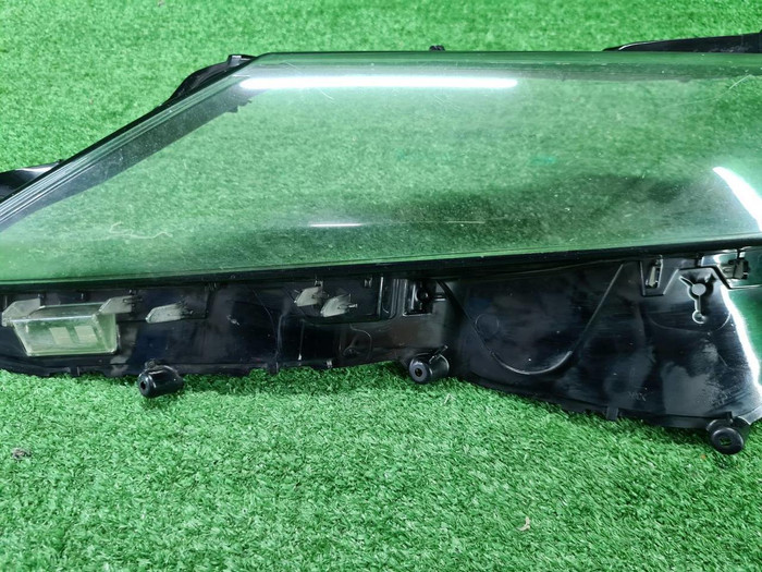 Стекло фары левое Toyota Camry xv70 (2017-2021)