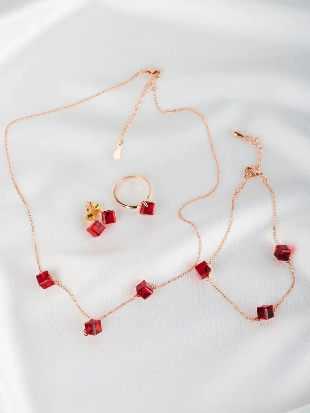 Кольцо Миражи тонкое с красным кристаллом-кубиком Swarovski