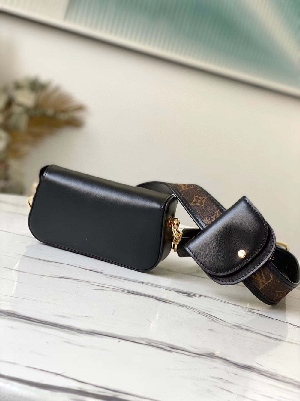 Louis Vuitton Officier