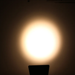 Bi-color LED Fresnel Spotlight — би-колор Fresnel прожектор с ручным зумом 15–50°