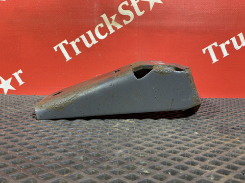 Кронштейн амортизатора переднего