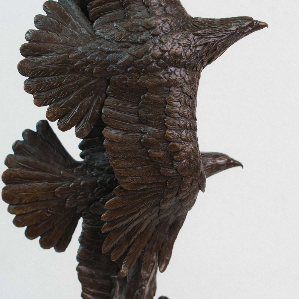 Кабинетная скульптура «Орлы в полете»