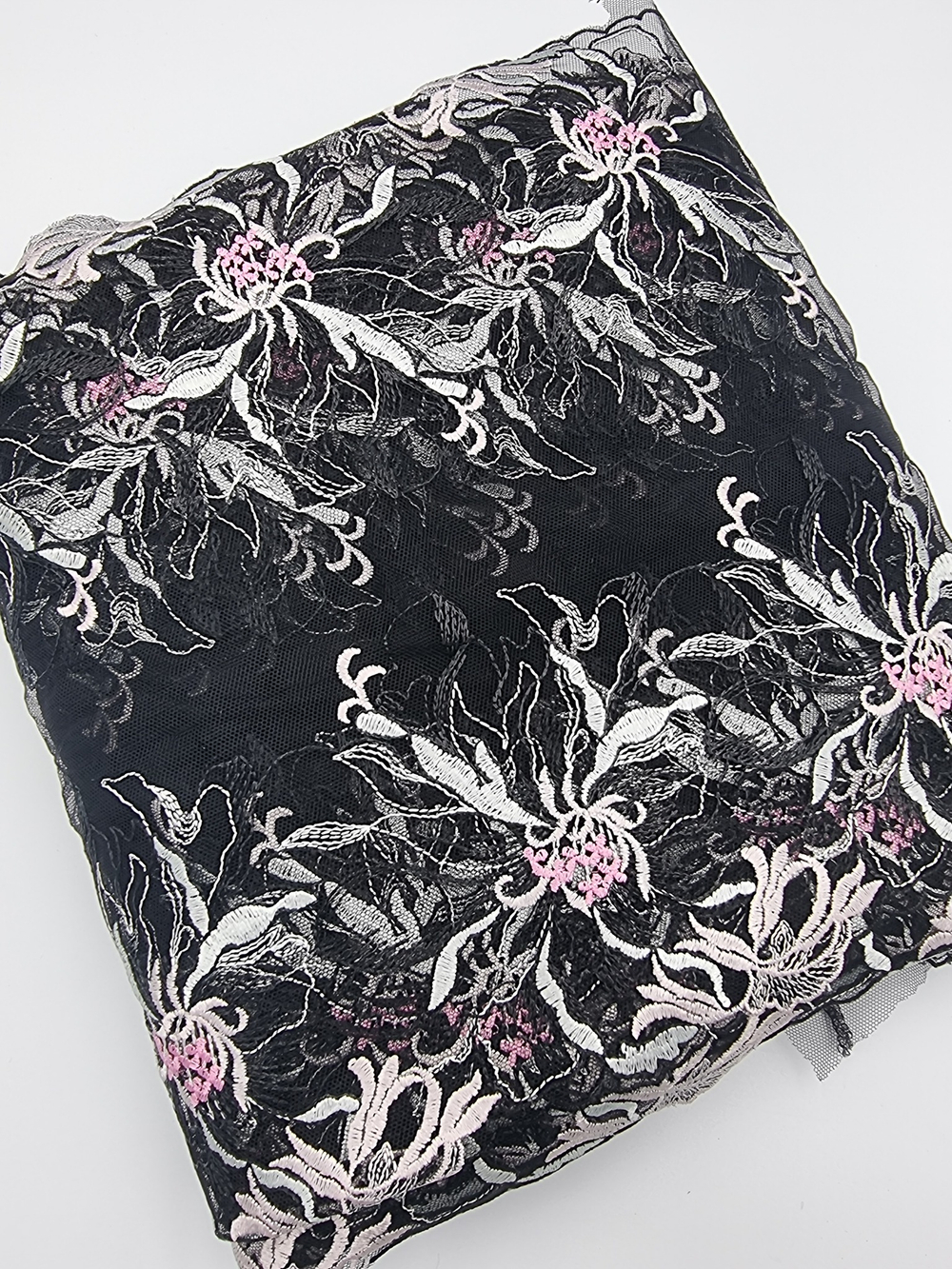 Вышивка на сетке черный/розовый К779