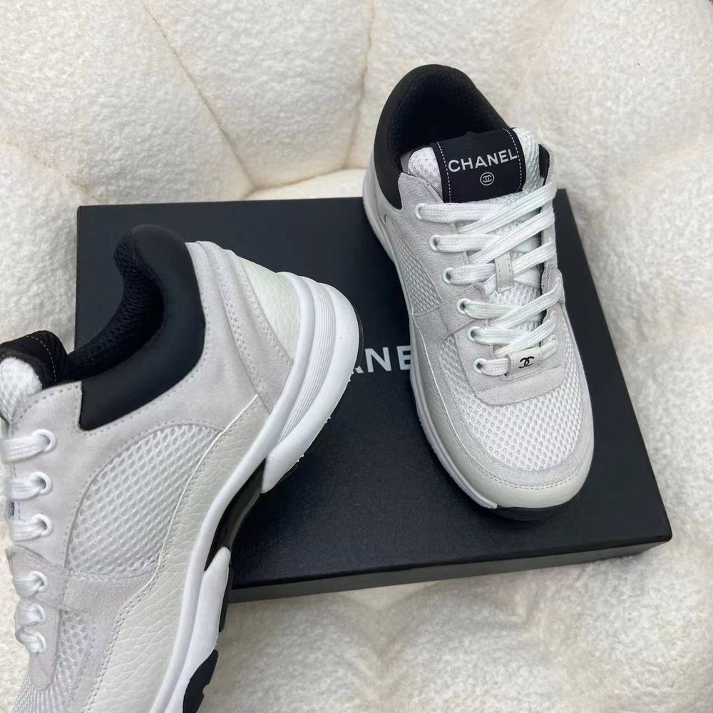 Женские кроссовки Chanel серого цвета с логотипом