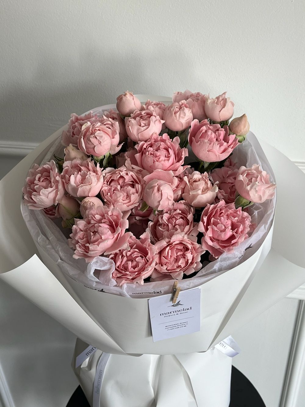 Моно букет из кустовых пионовидных роз