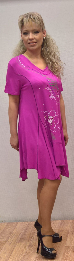 Яркая туника-платье со стразами и оригинальным рисунком