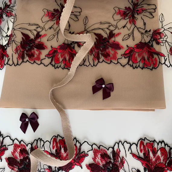 Вышивка на сетке бежевая/слива (правая) 14 см