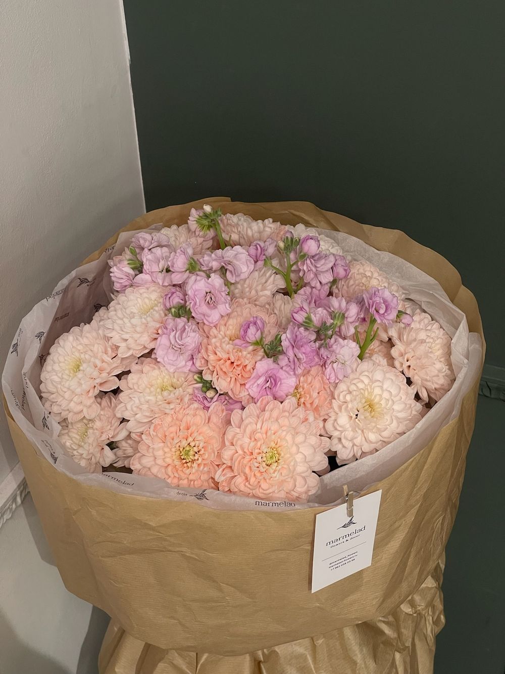 Авторский букет из хризантемы в персиковом оттенке и маттиолы