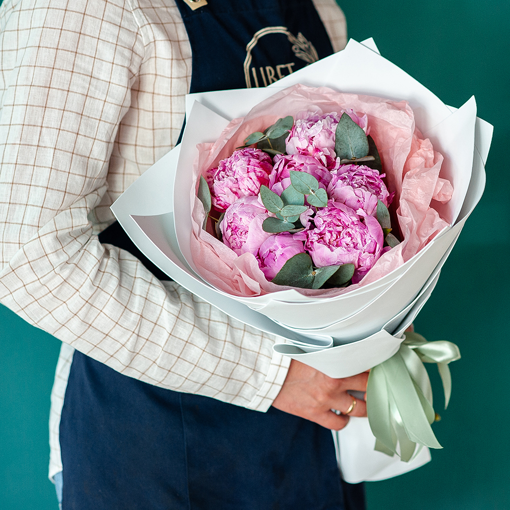 7 пионов Сара Бернар с эвкалиптом