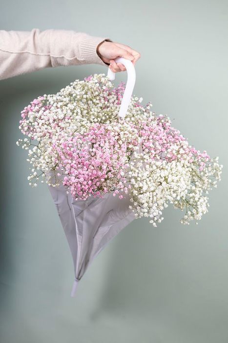 Тренд осени 2025 Букет-зонтик с нежной и лёгкой гипсофилой