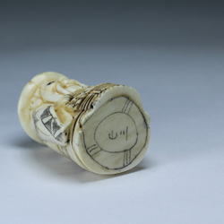 Нэцкэ Дзюродзин в круглой шапке с корзиной рыбы