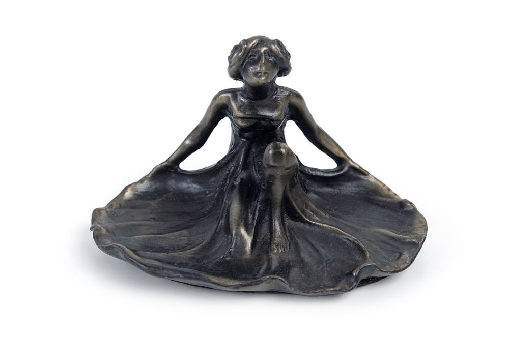 Бронзовая мелочница в стиле модерн с изображением женщины